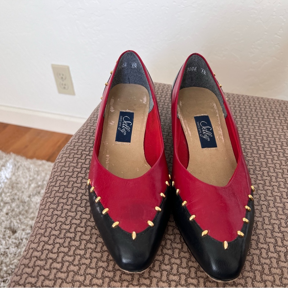 Shelby low heel pump red and black with gold accents